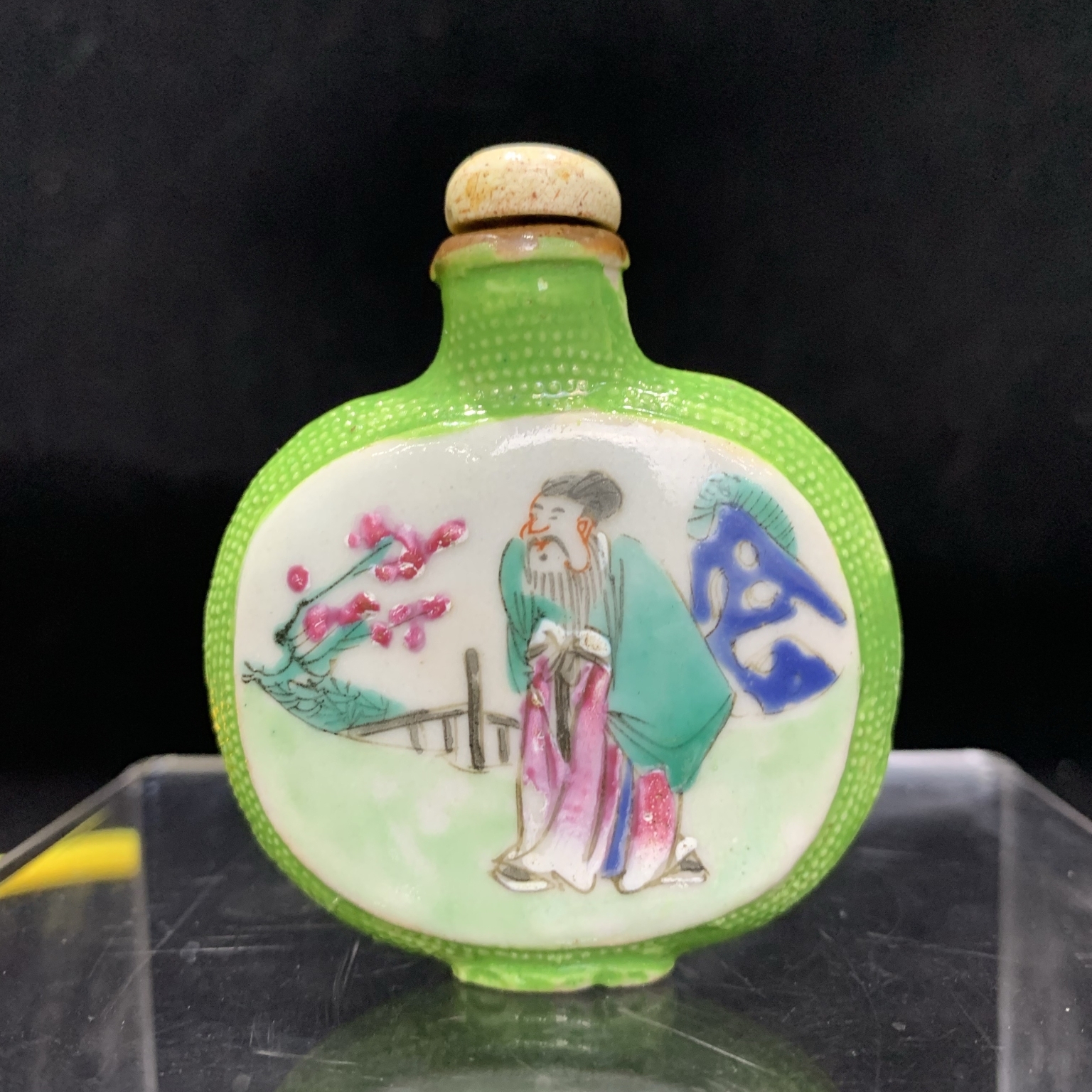 清乾隆 珍珠地開(kāi)窗人物詩(shī)文鼻煙壺