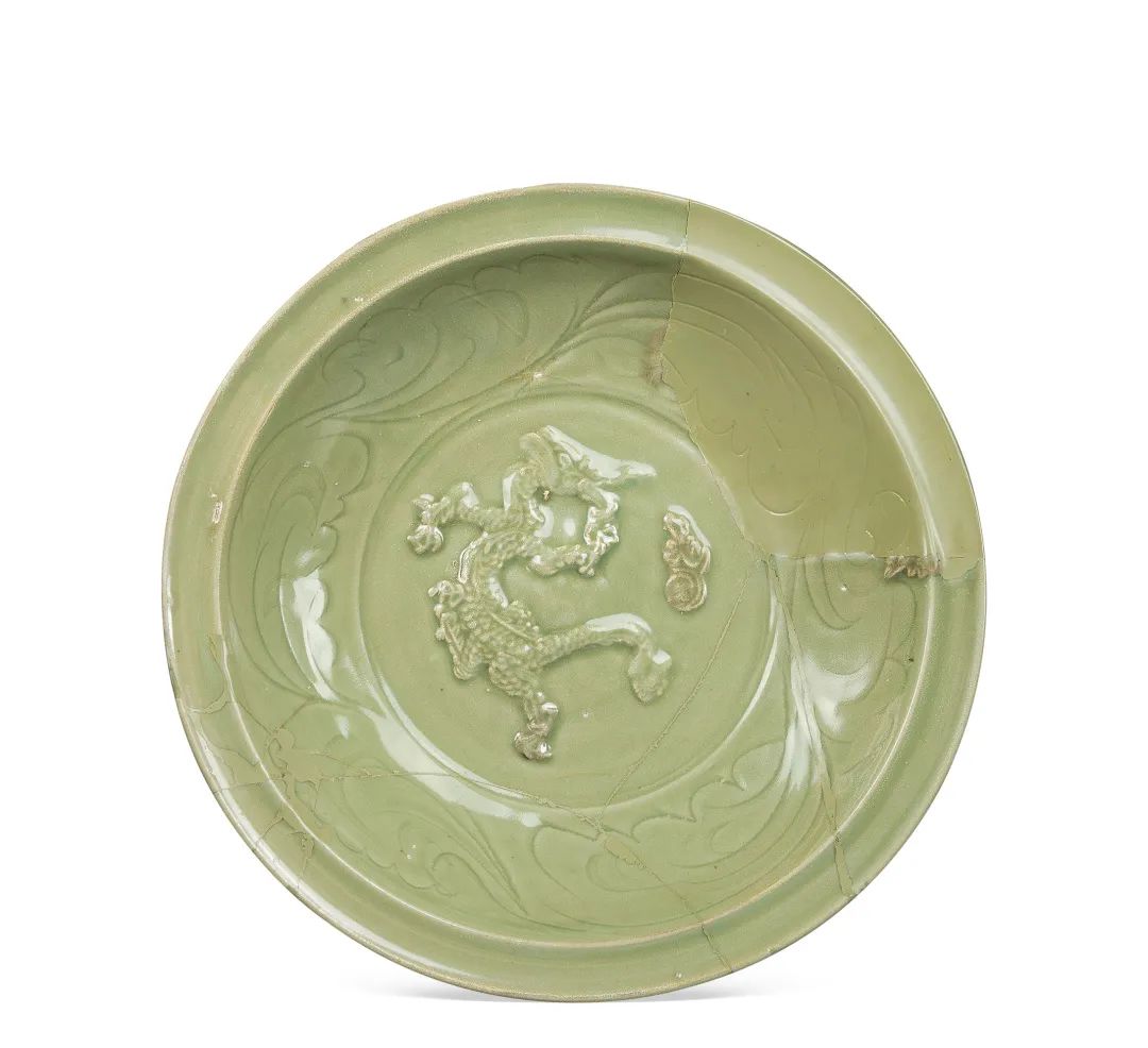 Lot.441  龍泉窯貼塑龍紋大盤(pán)