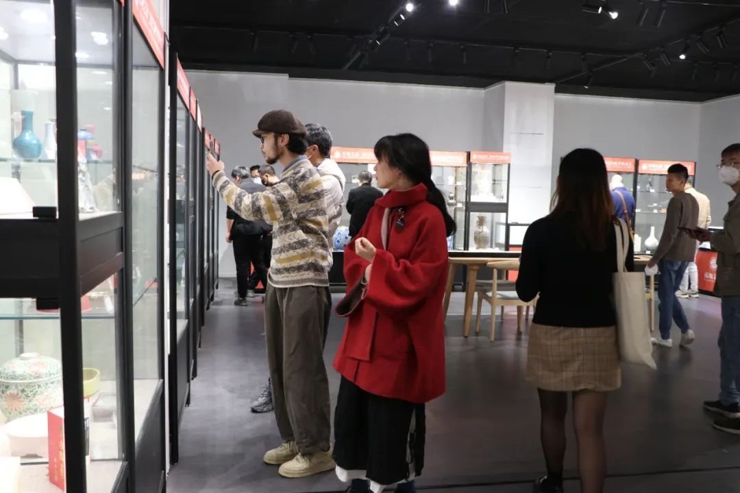 現(xiàn)場(chǎng)|花地藝拍2022秋拍預(yù)展現(xiàn)場(chǎng)盛況直擊，明日中國(guó)書畫專場(chǎng)開拍！