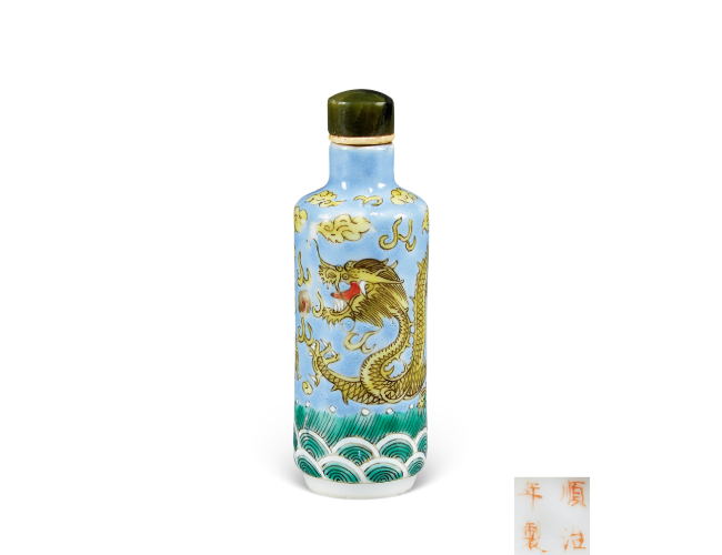 清  淺藍(lán)地黃彩龍紋煙壺