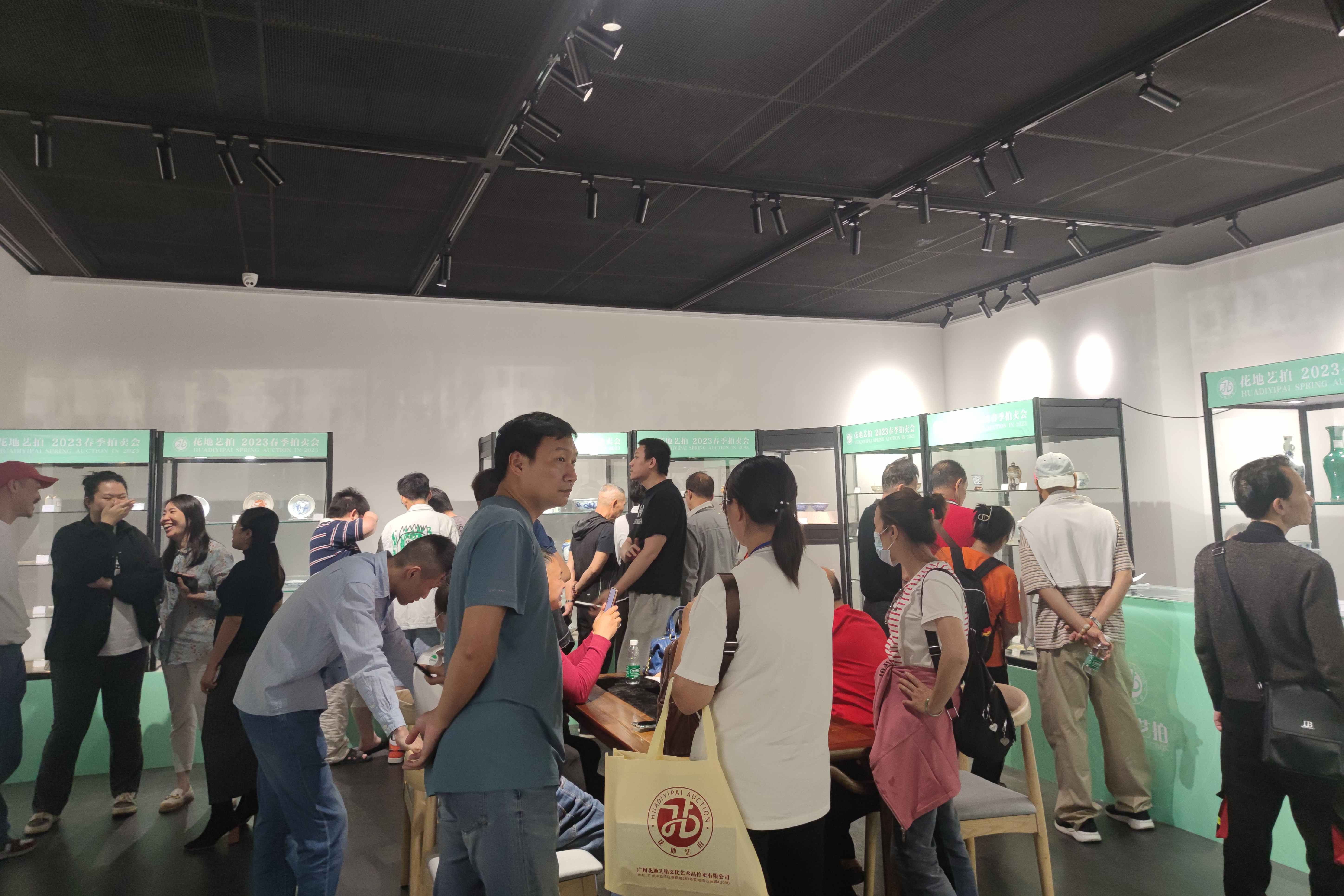 花地藝拍2023春拍|古董珍玩明日開拍！預展現場人氣沸騰